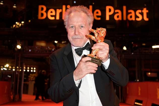 Nicolas Philibert mit dem Goldenen Bär für den besten Film für Sur l™Adamant On the Adamant bei der Closing Ceremony mit Preisverleihung auf der Berlinale 2023 73. Internationale Filmfestspiele Berlin im Berlinale Palast. Berlin, 25.02.2023
