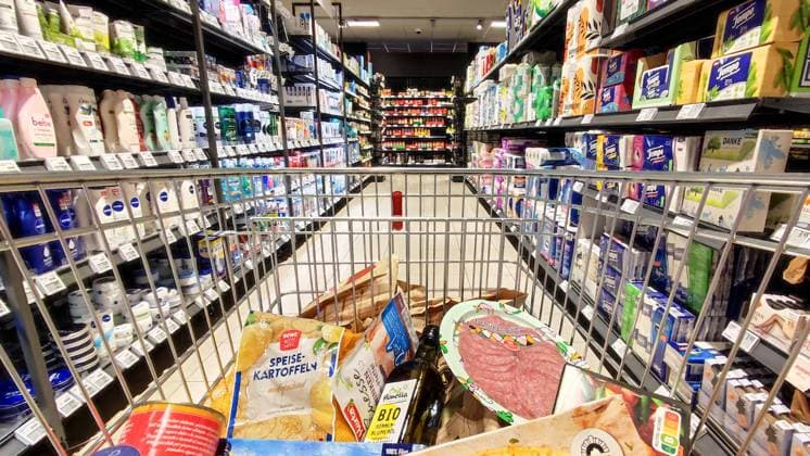 Inflation stabilisiert sich Einkaufswagen im Supermarkt am 25.02.2023 in NRW. Kanzleramt beendet konzertierte Aktion gegen steigende Preise. * Shopping cart in the supermarket on 25.02.2023 in NRW. Chancellery ends concerted action against rising prices. Duesseldorf Nordrhein-Westfalen Germany Copyright: xPieroxNigrox