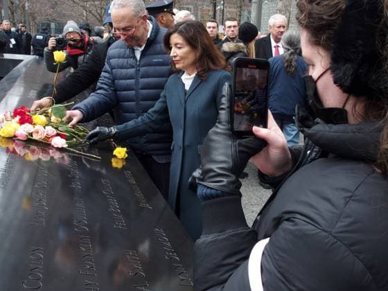 Bilder des Jahres 2023, News 02 Februar News Themen der Woche KW08 News Bilder des Tages February 26, 2023, New York, New York, USA: New York, 30th Anniversary Twin Towers Attack.. Each year on February 26, victimsÃ¢â‚¬â ¢ families, survivors, downtown residents, and city and state officials mark the anniversary of the 1993 World Trade Center bombing with a moment of silence, the tolling of a bell, and a reading of the names of the six victims of the first terror attack at the site.. NY Governor Kathy Hochul, NY Senator Chuck Schumer New York USA - ZUMAct2_ 20230226_zaf_ct2_033 Copyright: xBrucexCotlerx
