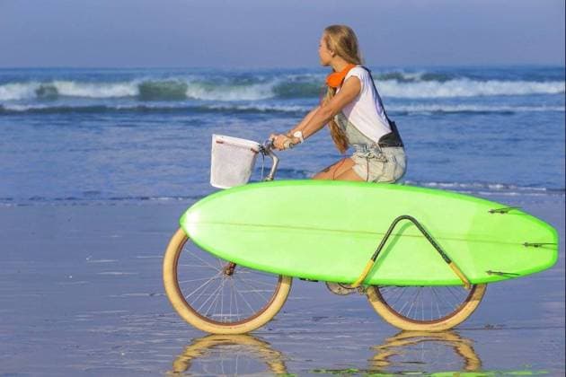 RECORD DATE NOT STATED Young girl with surfboard and bicycle on the beach.; Jung Mädel mit Surfbrett und Fahrrad am der Strand ING_36822_01551