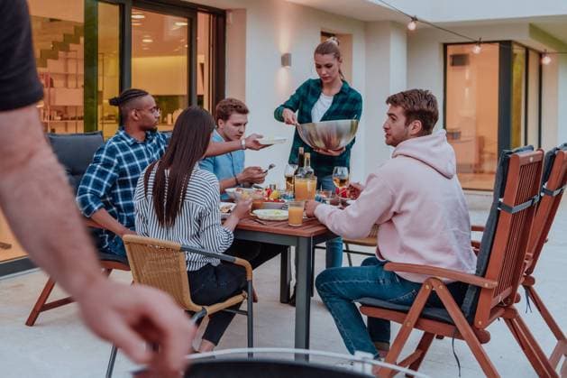 A group of young diverse people having dinner on the terrace of a modern house in the evening. Fun for friends and family. Celebration of holidays, weddings with barbecue. A group of young diverse people having dinner on the terrace of a modern house in the evening. Fun for friends and family. Celebration of holidays, weddings with barbecue Copyright: xZoonar.com BENISxARAPOVICx 19516093 ,model released, Symbolfoto ,property released