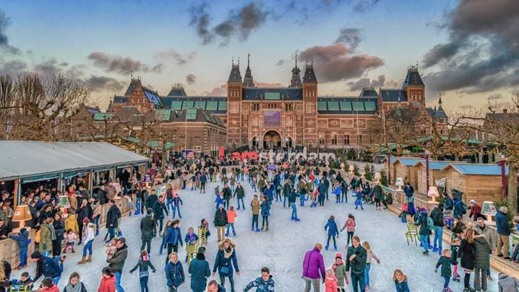 IMAGO Creative, Jahreszeit Winter, Eislaufen Amsterdam Netherlands 2017, Ice rink amsterdam during winter, people ice skating Amsterdam Netherlands 2020, Ice rink Amsterdam during winter, people ice skating on the Ice at the Rijksmuseum plein Copyright: xZoonar.com FokkexBaarssenx 19509720