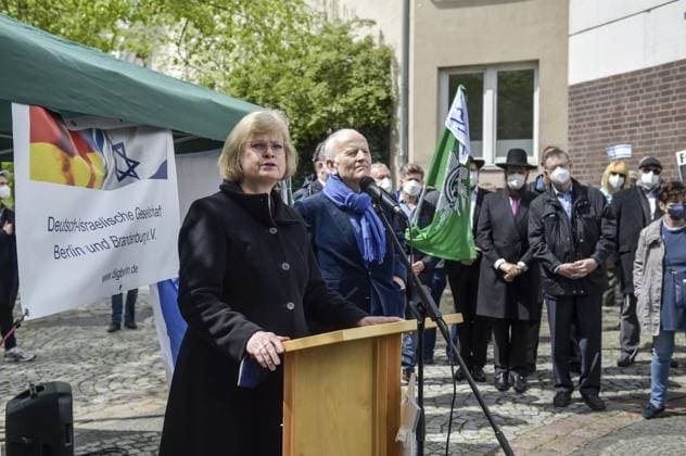 Solidaritätsveranstaltung Sderotplatz *** NUR FÜR REDAKTIONELLE ZWECKE *** EDITORIAL USE ONLY ***<p>Am 16. Mai 2021 fand in Berlin Zehlendorf am Sderotplatz eine Solidaritätsveranstaltung der Deutsch-Israelischen Gesellschaft mit vl. Bezirksbürgermeisterin Cerstin Richter-Kotowski,Jochen Feilcke und dem Rabbiner Yahuda Teichtal statt. Deutschland Berlin Berlin Copyright: SergejxGlanze *** Solidarity event Sderot Square *** ONLY FOR EDITORIAL PURPOSE *** EDITORIAL USE ONLY *** P on 16 May 2021 found in Berlin Zehlendorf on Sderot Square a Solidarity event the German Israeli Company with Vl District Mayor Cerstin Judges Kotowski, Jochen Feilcke and the Rabbi Yahuda Teichtal instead of Germany Berlin Berlin Copyright SergejxShine Copyright: SergejxGlanze doc7ft44rw8sbbel3ptp3p EDITORIAL USE ONLY