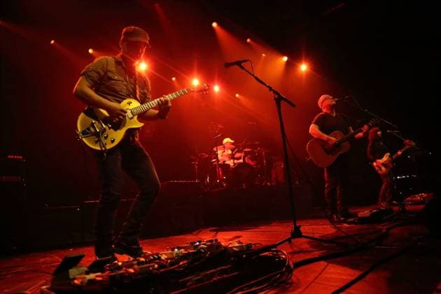 Entertainment Themen der Woche KW08 Entertainment Bilder des Tages Joey Santiago, David Lovering, Black Francis und Paz Lenchantin, v.l., von der Band Pixies bei einem Konzert in der Columbiahalle in Berlin, 26. Februar 2023. Pixies Konzert Berlin *** Joey Santiago, David Lovering, Black Francis and Paz Lenchantin, f l , of the band Pixies at a concert at Columbiahalle in Berlin, 26 February 2023 Pixies Concert Berlin