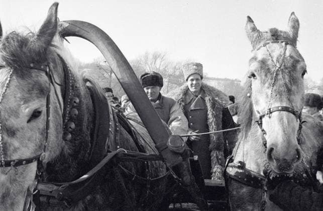 KHRUNOV COSMONAUT 15719 25.02.1969 Hero of the Soviet Union Pilot-Cosmonaut Yevgeny Khrunov on a Russian troika riding to his native village of Nepryadva. Alexander Mokletsov Sputnik Tula region Russia  Copyright: xAlexanderxMokletsovx