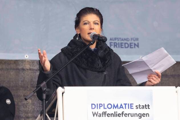 Sahra Wagenknecht auf der umstrittenen Friedensdemo und Kundgebung für Verhandlungen mit Russland statt Waffenlieferungen für die Ukraine am Brandenburger Tor. Dazu aufgerufen haben die Linken-Politikerin Sahra Wagenknecht und die Frauenrechtlerin Alice Schwarzer. Berlin, 25.02.2023 *** Sahra Wagenknecht at the controversial peace demonstration and rally for negotiations with Russia instead of arms deliveries for Ukraine at the Brandenburg Gate This was called by the left-wing politician Sahra Wagenknecht and womens rights activist Alice Schwarzer Berlin, 25 02 2023 Foto:xM.xWehnertx xFuturexImage