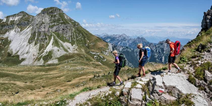 Man and women with backpack hiking towards Rifugio dal piaz on sunny day at Dolomites, Italy model released, Symbolfoto, ALRF02018