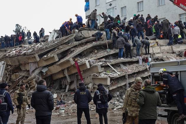 News Themen der Woche KW09 February 27, 2023, Diyarbakir, Turkey: Search and rescue teams seen on the debris. The earthquake storm in Turkey continues in its third week. 1 person was killed and 69 people were injured in the last major earthquake with a magnitude of 5.6 that occurred in the city of Malatya. The number of people killed in the earthquakes that occurred in Turkey in three weeks has exceeded 44 thousand. After the 7.7 and 7.6 magnitude earthquakes that occurred in the Maras province of Turkey on February 6, 2023, and affected 11 cities of the region. Diyarbakir Turkey - ZUMAs197 20230227_zaa_s197_284 Copyright: xMehmetxMasumxSuerx