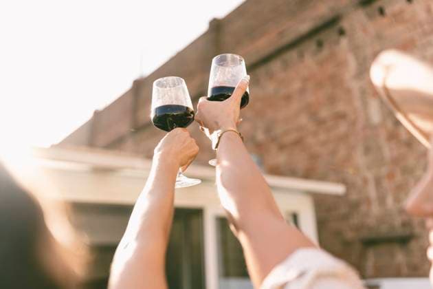IMAGO Creative, Urban Lifestyle Friends cheering with wineglasses on sunny day model released, Symbolfoto property released, JJF00158