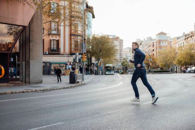 IMAGO Creative, Urban Lifestyle Man running on road in city model released, Symbolfoto, JOSEF16611