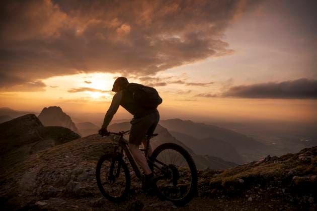 Mountain biker riding on slope at mountain model released, Symbolfoto, MALF00425