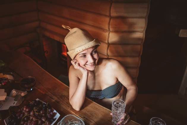 IMAGO Creative, Jahreszeit Winter, Wellness im Spa Smiling woman with hat day dreaming in sauna model released, Symbolfoto property released, MDOF00603