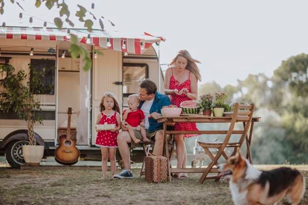 Parents and children prepating picnic camper van model released, Symbolfoto property released, MDOF00629