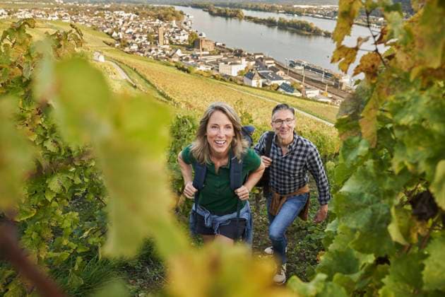 Happy woman hiking with man on hill model released, Symbolfoto, RORF03370