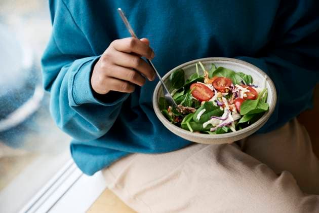 Woman holding bowl of fresh healthy salad model released, Symbolfoto property released, RSKF00087