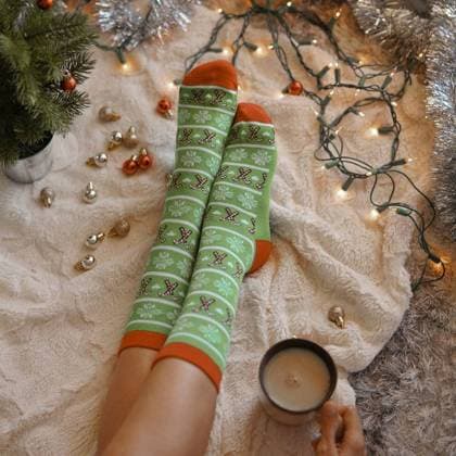 RECORD DATE NOT STATED Feet in christmas socks near the Christmas tree. Woman sitting at the blanket, drinks hot beverage and relaxes warming up their feet in woollen socks. Winter and Christmas holidays concept; Füße ÊIn Weihnachten Socken nahe der Weihnachten Baum Frau sitzend im der blanket, Getraenke heiß beverage und lockert erwaermung Aufwärts ihrem Füße ÊIn woollen Socken winterlichen und Weihnachten Ferien Konzept INH_40696_01952