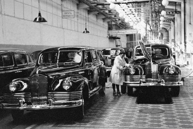 ZIS 110 LIMOUSINE 80766 01.03.1946 A ZIS 110 limousine assembly conveyor line at the Moscow Autoworks Shagin Sputnik Moscow Russia  Copyright: xShaginx