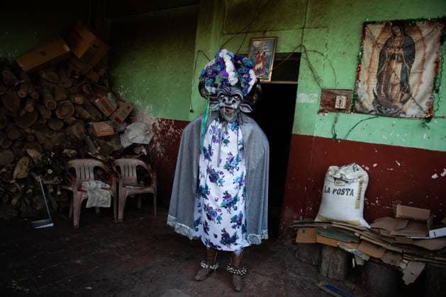 February 27, 2023: Residents of the town of Almolonga, Veracruz, celebrate the traditional Afromestizo carnival. Where they dance through the streets of the town and the children play in the fountain of the old sugar hacienda. - ZUMAqp1_ 20230227_zip_qp1_002 Copyright: xHectorxAdolfoxQuintanarxPerezx