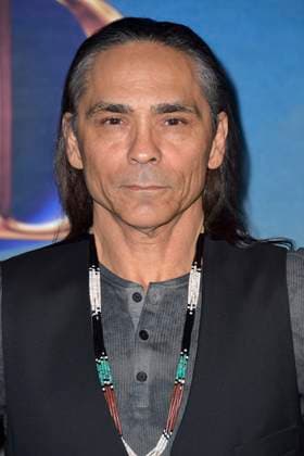 Zahn McClarnon bei der Premiere der Hulu-Streamingserie History of the World, Part II im Hollywood Legion Theater. Los Angeles, 27.02.2023
