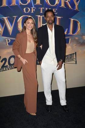 Nina Senicar mit Ehemann Jay Ellis bei der Premiere der Hulu-Streamingserie History of the World, Part II im Hollywood Legion Theater. Los Angeles, 27.02.2023