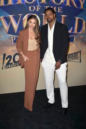 Nina Senicar mit Ehemann Jay Ellis bei der Premiere der Hulu-Streamingserie History of the World, Part II im Hollywood Legion Theater. Los Angeles, 27.02.2023
