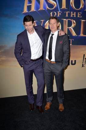 Ike Barinholtz und David Stassen bei der Premiere der Hulu-Streamingserie History of the World, Part II im Hollywood Legion Theater. Los Angeles, 27.02.2023