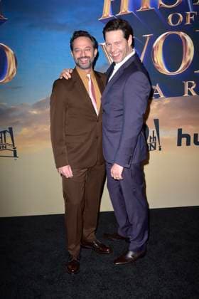 Nick Kroll und Ike Barinholtz bei der Premiere der Hulu-Streamingserie History of the World, Part II im Hollywood Legion Theater. Los Angeles, 27.02.2023