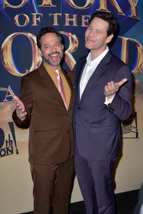 Nick Kroll und Ike Barinholtz bei der Premiere der Hulu-Streamingserie History of the World, Part II im Hollywood Legion Theater. Los Angeles, 27.02.2023