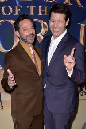 Nick Kroll und Ike Barinholtz bei der Premiere der Hulu-Streamingserie History of the World, Part II im Hollywood Legion Theater. Los Angeles, 27.02.2023