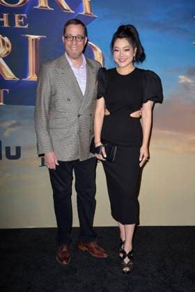Rob Minkoff mit Ehefrau Crystal Kung Minkoff bei der Premiere der Hulu-Streamingserie History of the World, Part II im Hollywood Legion Theater. Los Angeles, 27.02.2023