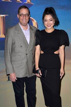 Rob Minkoff mit Ehefrau Crystal Kung Minkoff bei der Premiere der Hulu-Streamingserie History of the World, Part II im Hollywood Legion Theater. Los Angeles, 27.02.2023