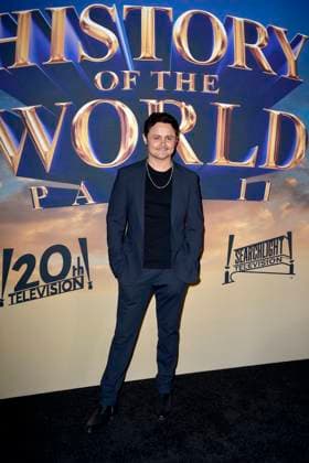 Arturo Castro bei der Premiere der Hulu-Streamingserie History of the World, Part II im Hollywood Legion Theater. Los Angeles, 27.02.2023