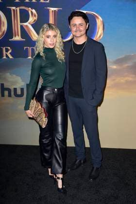 Lauren Hoover und Arturo Castro bei der Premiere der Hulu-Streamingserie History of the World, Part II im Hollywood Legion Theater. Los Angeles, 27.02.2023