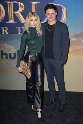 Lauren Hoover und Arturo Castro bei der Premiere der Hulu-Streamingserie History of the World, Part II im Hollywood Legion Theater. Los Angeles, 27.02.2023