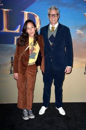 Emily Ting und Johnny Knoxville bei der Premiere der Hulu-Streamingserie History of the World, Part II im Hollywood Legion Theater. Los Angeles, 27.02.2023