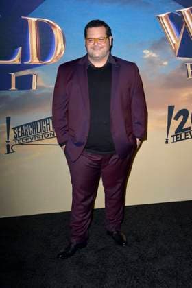 Josh Gad bei der Premiere der Hulu-Streamingserie History of the World, Part II im Hollywood Legion Theater. Los Angeles, 27.02.2023