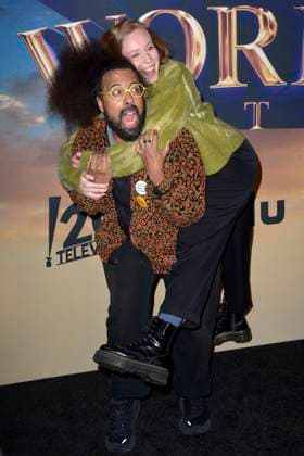 Reggie Watts und Hannah Einbinder bei der Premiere der Hulu-Streamingserie History of the World, Part II im Hollywood Legion Theater. Los Angeles, 27.02.2023