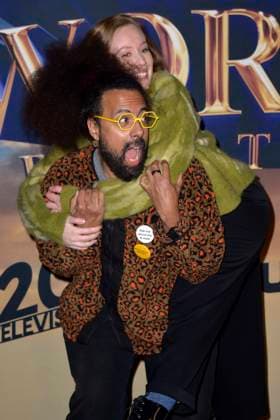 Reggie Watts und Hannah Einbinder bei der Premiere der Hulu-Streamingserie History of the World, Part II im Hollywood Legion Theater. Los Angeles, 27.02.2023