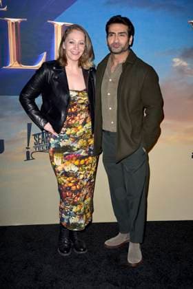 Emily V. Gordon mit Ehemann Kumail Nanjiani bei der Premiere der Hulu-Streamingserie History of the World, Part II im Hollywood Legion Theater. Los Angeles, 27.02.2023
