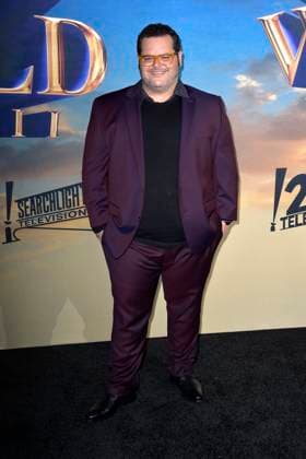 Josh Gad bei der Premiere der Hulu-Streamingserie History of the World, Part II im Hollywood Legion Theater. Los Angeles, 27.02.2023