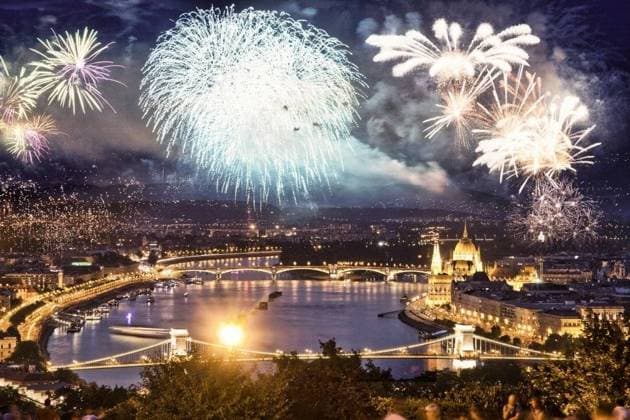 RECORD DATE NOT STATED fireworks around Hungarian parliament- New Year, Budapest; Feuerwerk rund ungarisch Parlament Neuen Year, Budapester IST_21603_01596