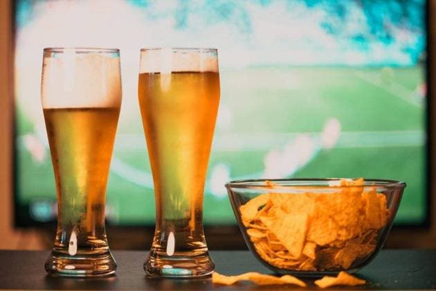 RECORD DATE NOT STATED beer glasses and chips in front of tv - watching world cup football at home - soccer supporters; Bier Brille und Jetons ÊIn vorne des Fernsehmagazin zusehend Welt Tasse Fußball im Heimat Fußballsport Träger IST_21603_03347