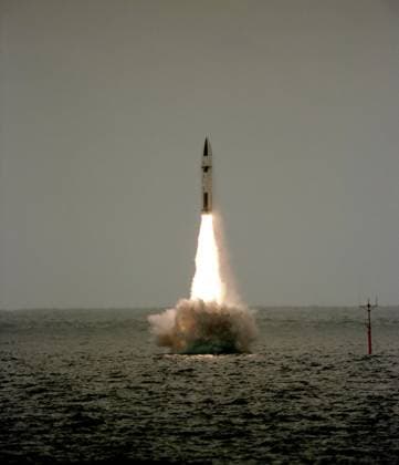 RECORD DATE NOT STATED A Polaris missile lifts off after being fired from the submerged British nuclear-powered ballistic missile submarine HMS REVENGE (S-27) off the coast of Florida near Cape Canaveral Air Force Station. This the 10th in a series of Polaris test flights. Country: Atlantic Ocean (AOC) Copyright: xpiemagsx nararecdefpie08012022-33603 !ACHTUNG AUFNAHMEDATUM GESCHÄTZT!