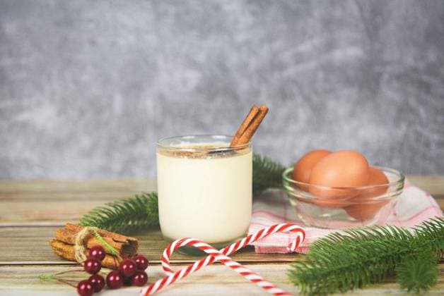 RECORD DATE NOT STATED Eggnog delicious holiday drinks like themed parties with cinnamon and nutmeg for Traditional Christmas and winter holidays Homemade eggnog in glasses and fresh eggs decorated on the table; Eierpunsch Köstlich Urlaub Getraenke wie themed Parteien mit Zimt und Muskatnuss für traditionelle Weihnachten und winterlichen Ferien Selbstgemachte Eierpunsch ÊIn Brille und Frisch Eier verziert am der Tisch IST_23395_05497
