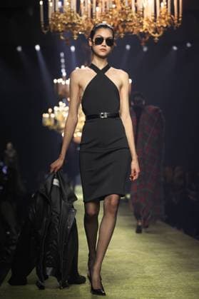 Bilder des Jahres 2023, Entertainment 02 Februar Entertainment Themen der Woche KW09 A model takes to the catwalk during Saint Laurent s show as part of the Fall-Winter 2024 Fashion Week presentations in Paris on Tuesday, February 28, 2023.  PAR20230228111 MAYAxVIDON-WHITE