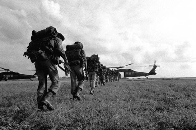 RECORD DATE NOT STATED Members of the Eastern Caribbean Defense Force board a US Army UH-60 BLack Hawk helicopter at Point Salines Airfield during the multiservice, multinational Operation URGENT FURY. Subject Operation Series: URGENT FURY Country: Grenada (GRD) Copyright: xpiemagsx nararecdefpie08012022-38165 !ACHTUNG AUFNAHMEDATUM GESCHÄTZT!