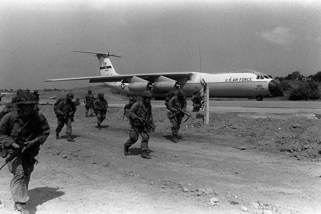 RECORD DATE NOT STATED US military personnel, armed with M16A1 rifles, move out during Operation URGENT FURY. Subject Operation Series: URGENT FURY Country: Grenada (GRD) Copyright: xpiemagsx nararecdefpie08012022-39227 !ACHTUNG AUFNAHMEDATUM GESCHÄTZT!