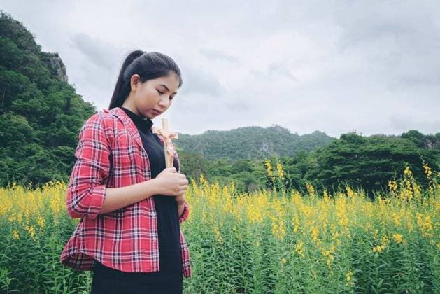 RECORD DATE NOT STATED Young beautiful woman praying on nature background. Hope and faith concept.; Jung Schönes Frau betend am Natur Hintergrund Hoffnung und Glaube Konzept IST_24519_07915