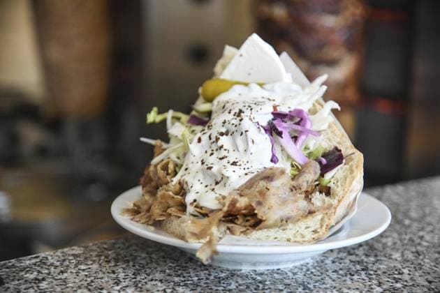 IMAGO Creative, Food, Fast Food, Döner Döner-Preise in Wesel *** NUR FÜR REDAKTIONELLE ZWECKE *** EDITORIAL USE ONLY ***<p>Döner-Preise in Wesel, hier ein Döner bei Kornmarkt Döner EMI, Inhaber Emi Isik, am Dienstag, 02.08.2022 in Wesel. Deutschland NRW Wesel Copyright: MarkusxJoosten *** Döner Prices in Wesel *** ONLY FOR EDITORIAL PURPOSE *** EDITORIAL USE ONLY *** P Döner Prices in Wesel, here a Döner at Grain market Döner EMI, Owner EMI isik, on Tuesday, 02 08 2022 in Wesel Germany NRW Wesel Copyright MarkusxJoosten Copyright: MarkusxJoosten doc7m4ssyhctgi5jpod9gy EDITORIAL USE ONLY