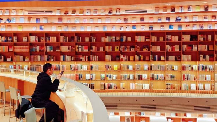 SHANGHAI, CHINA - FEBRUARY 24: A man reads books at the Xinhua bookstore, which is named Space of Light , on February 24, 2023 in Shanghai, China. The bookstore was designed by Japanese architect Tadao Ando.  Copyright: xVCGx VCG111424762502